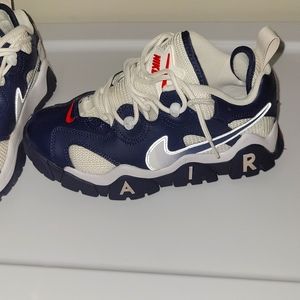 Nike Air Barrage Low, Size 5, Navy Blue, White, and Red